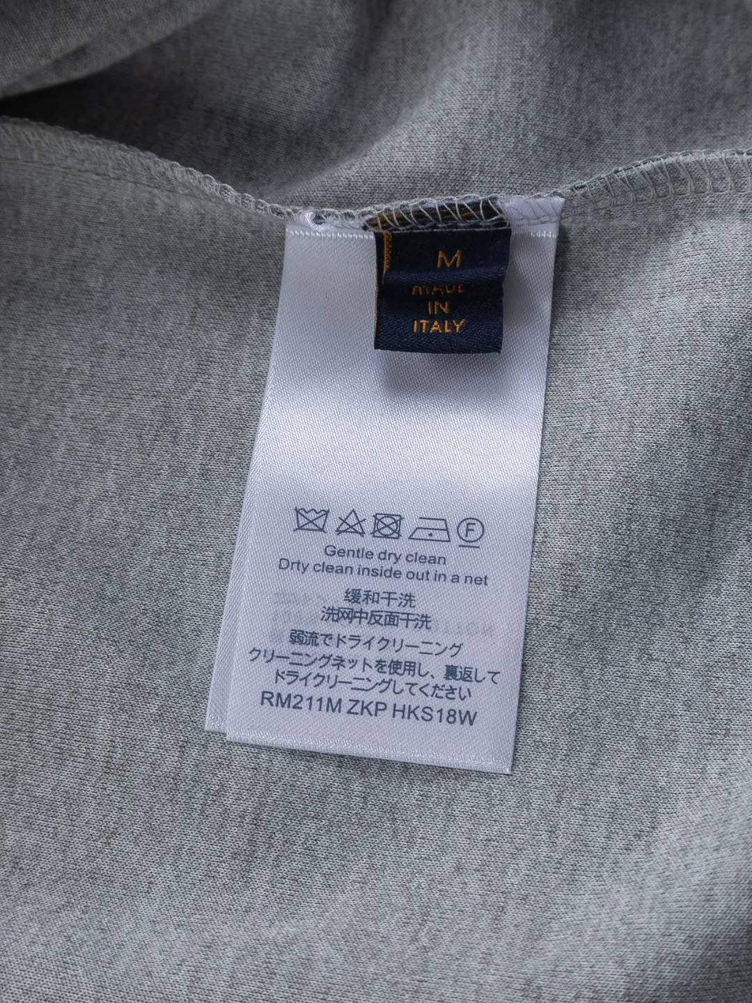 🅿️210 Louis Vuitton 1V LV micro-wide version S-XL LV 26ss new product counters are on the shelves at the same time. Multiple craftsmanship, composite fabrics, all-over cutting🔥Fire flower clouds☁️letter logo🪡 embroidery, round neck short-sleeved T-shirt, same style for men and women! Consigned to one-to-one creation. Synchronized with the official website, pure cotton fabrics at the counter! It is close to the skin and comfortable, durable and easy to wear. It has a classic and simple logo design and meticulous original craftsmanship. Short-sleeves, a must-have item for men, do not appear to be the same for the general public, but must be unique and eye-catching. This LV short-sleeve is all about quality, comfort, the same shape and fashion as always, including fabrics and cutting techniques. All of them have been made with great effort! 320 grams of washed pure cotton fabric, pure cotton is breathable, very refreshing and comfortable for daily wear. The rib knitting on the neckline is smooth and tight, and the neckline will not be skewed if you toss it at will. The loose version, you will find that it looks really good on the upper body. The overall is minimalist and neat, super versatile for daily use! Pair it casually with a pair of pants for a youthful look. A T-shirt will make your outfit crazy. It is a fashionable item that can never go wrong! Color: Black White Gray Purple Size: S-XL Size chart: S: Shoulder width 50-Bust 56-Length 70 M: Shoulder width 52-Bust 57-Length 72 L: Shoulder width 54-Bust 59-Length 74 XL: Shoulder width 56-Bust 62-Length 76